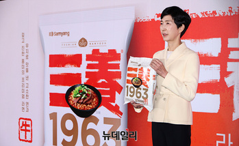 [포토] 신제품 '삼양1963' 선보이는 김정수 부회장