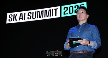 [포토] 기조연설 나서는 최태원 SK 회장 