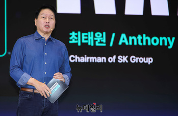 [포토] 'AI NOW & NEXT' 기조연설하는 최태원 회장 