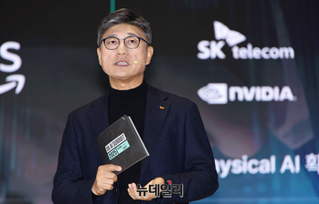 [포토] SK AI 서밋, 발표하는 정재헌 SKT 사장