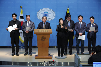 [포토] 회견 갖는 국토교통위원회 소속 더불어민주당 위원들