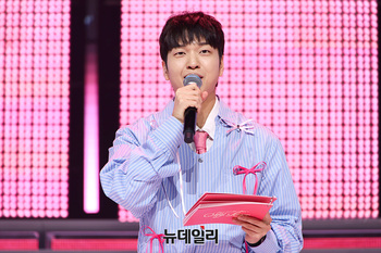 [포토] 아이들 미연 소개하는 MC 유재필 