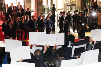 [포토] 국민의힘 항의 받으며 입장하는 이재명 대통령