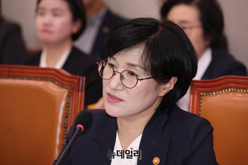 [포토] 답변하는 원민경 성평등가족부 장관