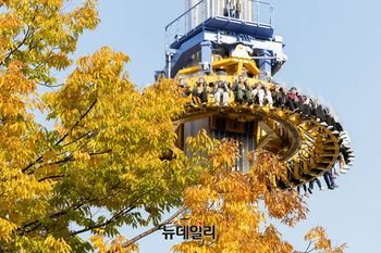 [포토] 롯데월드 "매직아일랜드서 가을 단풍 즐기세요"
