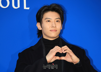 [영상] 덱스, 블랙이 어울리는 남자