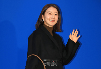 [영상] 김희애, 단아한 코트차림