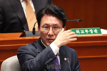 [포토] 머리 만지는 김민석 국무총리