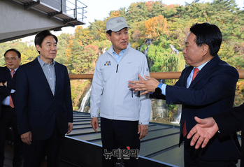 [포토] 홍제폭포 복합문화센터 개관, 시설 둘러보는 오세훈 서울시장