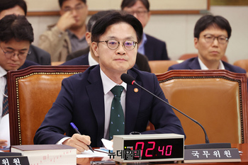 [포토] 법사위 찾은 김정관 산업통상부 장관