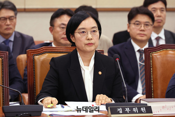 [포토] 법사위 출석한 한성숙 중소벤처기업부 장관