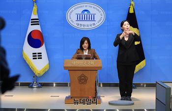 [포토] 논평하는 최보윤 국민의힘 수석대변인