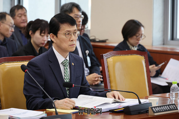 [포토] 질의 듣고 있는 최원호 원자력안전위원회 위원장