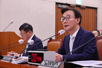 [포토] 답변하는 전재수 해양수산부 장관