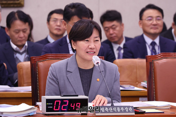 [포토] 농해수위 출석한 송미령 농림축산식품부 장관