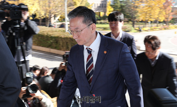 [포토] 청사로 향하는 정성호 법무부 장관