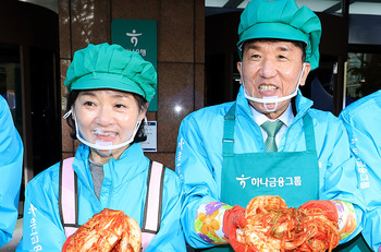 [포토] 김장나눔 봉사활동하는 함영주 회장 내외