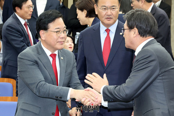 [포토] 의원들과 악수 나누는 송언석 국민의힘 원내대표