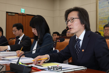 [포토] 답변하는 주병기 공정거래위원회 위원장