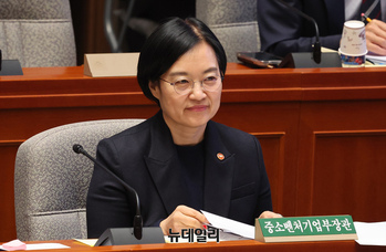 [포토] 질의 듣고 있는 한성숙 중소벤처기업부 장관