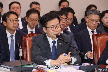 [포토] 답변하는 여한구 산업통상부 통상교섭본부장