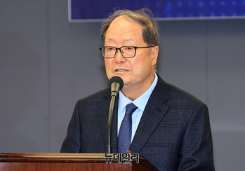 [포토] 축사하는 신영무 대한변협인권재단 이사장