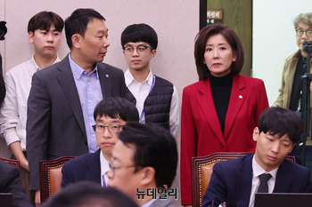 [포토] 대화 나누는 김용민·나경원