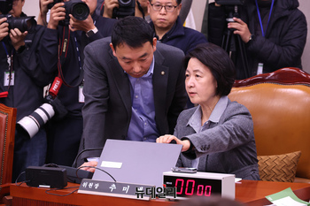 [포토] 대화 나누는 추미애 위원장과 김용민 더불어민주당 간사