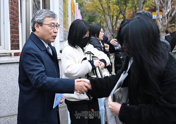 [포토] 수험생 응원하는 정근식 서울교육감