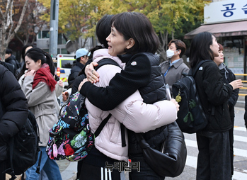 [포토] 포옹하는 수험생