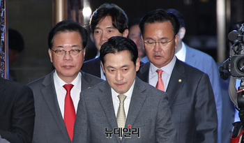 [포토] 의총 참석하는 장동혁 대표 