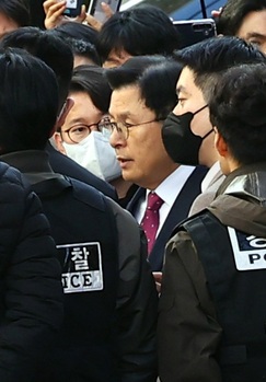 '공무원'부터 '황교안'까지 … 헌법의 '기본권'이 무너지고 있다