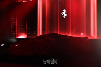 [영상] 베일 벗는 페라리 슈퍼 스포츠카 '849 테스타로사'