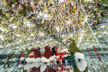 [포토] 레고코리아, 스타필드 고양에 ‘레고 산타의 블루밍 캐슬’ 체험존 오픈