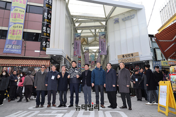 [포토] 남대문시장 아케이드 둘러보는 오세훈 서울시장