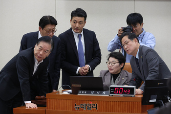 [포토] 대화 나누는 임이자·정태호·박수영