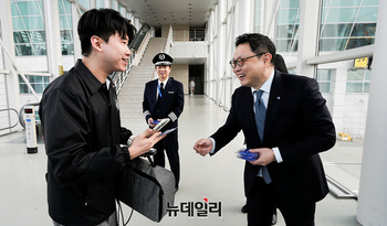 [포토] 기념품 전달하는 윤철민 파라타항공 대표