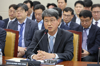 [포토] 답변하는 반상권 방송미디어통신위원회 위원장 직무대리