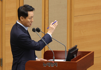 [포토] 서울시의회 본회의 참석한 오세훈 서울시장