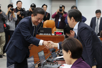 [포토] 야당 의원들 찾은 김병기 국회 운영위원장