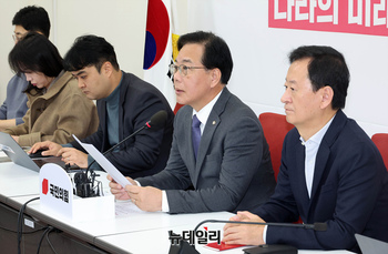 [포토] 현안관련 회견 갖는 송언석 국민의힘 원내대표