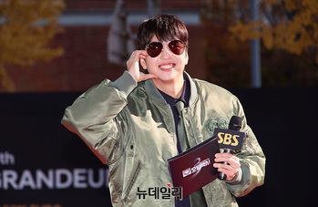 [영상] 모범택시3 레드카펫 사회 맡은 MC유재필 