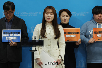 [포토] 질문에 답하는 김예지 국민의힘 의원