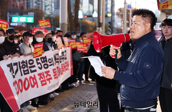 [포토] '전가협 규탄' 구호 외치는 더본코리아 점주들
