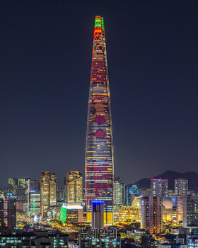 [포토] 롯데월드타워, 크리스마스 분위기 연출하는 미디어파사드 공개