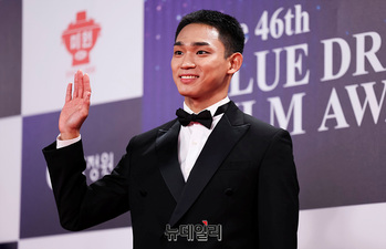 [영상] 포즈 취하는 조유현 