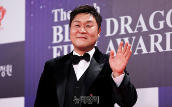 [영상] 윤경호 '따뜻한 손인사'