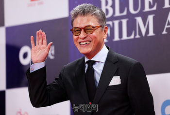 [영상] 권해효 '반갑게 손인사'