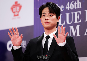 [영상] 포즈 취하는 박정민