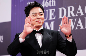 [영상] 팬들 향해 인사하는 조정석